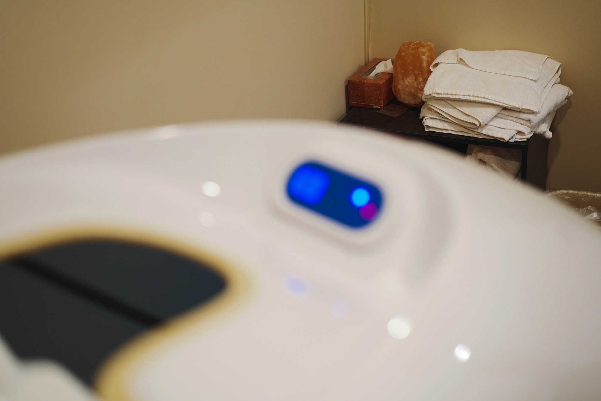 Ozone therapy room at Integrative Health Partners with himalayan salt lamp and fresh towels — relaxing clinical environment